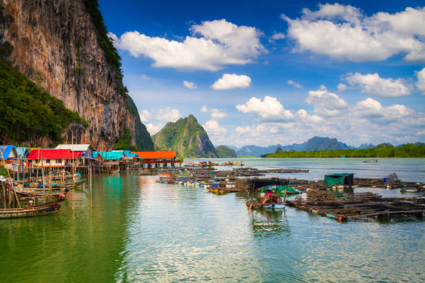 increíble paisaje del asentamiento de koh panyee construido sobre pilotes en la bahía de phang nga, - phuket province beach blue cliff fotografías e imágenes de stock