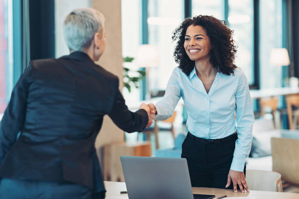 bem-vindo ao novo parceiro de negócios - opportunity handshake job business - fotografias e filmes do acervo