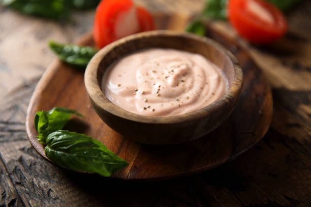 salsa de mayonesa con tomate - salsas aderezo fotografías e imágenes de stock