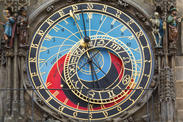 reloj astronómico de praga, de cerca - astronomical clock fotografías e imágenes de stock