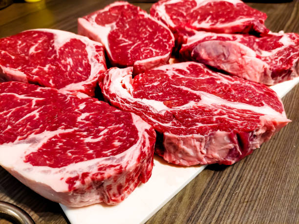 un steak de côte de bœuf marbré attend d’être grillé. - eye fillet photos et images de collection