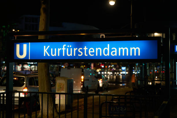 저녁에 베를린의 쿠르퓌르스텐다움 지하철 - train railroad station berlin germany germany 뉴스 사진 이미지