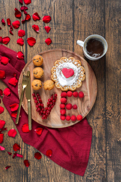 ワッフルマフィンベリーとコーヒーとバレンタインデーのためのロマンチックな朝食 - valentine words ストックフォトと画像