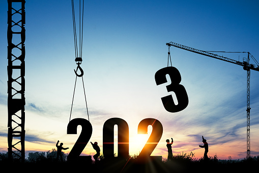 Silueta de trabajador de la construcción con grúa y cielo nublado para la preparación de la fiesta de bienvenida del año nuevo 2023 y cambiar nuevos negocios. photo