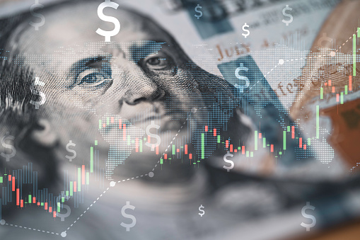 Primer plano de la cara de Benjamin Franklin en el billete de USD con gráfico de gráfico del mercado de valores para el cambio de divisas y el concepto de forex de comercio global. photo