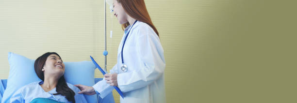 Banner Woman doctor and patient consultation with professional specialist diagnostics at hospital medicare treatment clinic. Panorama Doctor talking to patient for medical health care with copy space banner consulta de la mujer médica y del paciente con diagnósticos especializados profesionales en la clínica de tratamiento de medicare del hospital. panorama doctor hablando con el paciente para la atención médica de la salud con espacio de copia