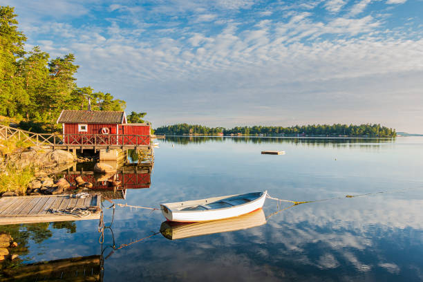 inselgruppe an der ostseeküste in schweden - bootssteg stock-fotos und bilder