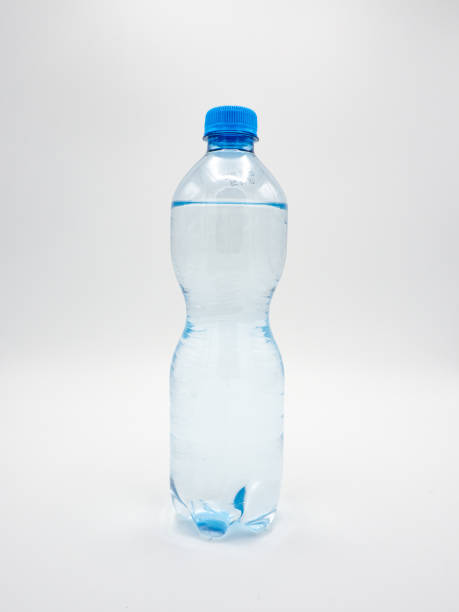 bottiglia d'acqua in plastica con acqua minerale, sfondo bianco - monitor pc foto e immagini stock