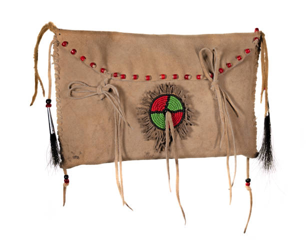 北米インディアンのバッグ。カラフルなガラスビーズと革コードで刺繍された肌から作られました - north american tribal culture photography color image horizontal ストックフォトと画像