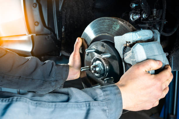 revisando los discos de freno de un automóvil moderno. sistema de frenado del vehículo. - mechanic fotografías e imágenes de stock