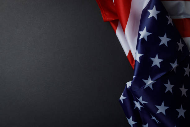 텍스트를 작성할 빈 공간이 있는 검은색 배경의 미국 국기. 미국의 상징. 휴일을 위한 템플릿입니다. 텍스처 블랙 백. 클로즈업 - flag russian flag russia dirty 뉴스 사진 이미지
