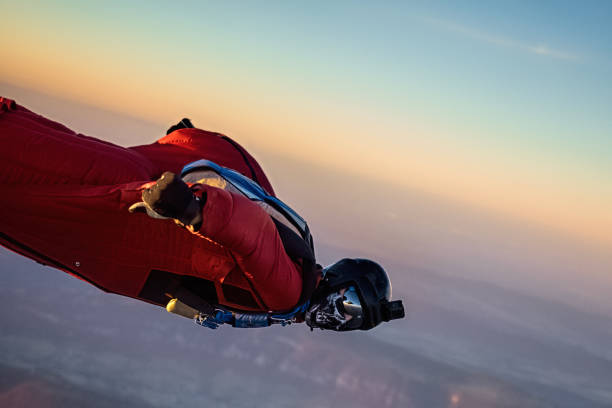 l’aviateur wingsuit s’élève au-dessus du paysage de montagne suisse - wingsuit photos et images de collection