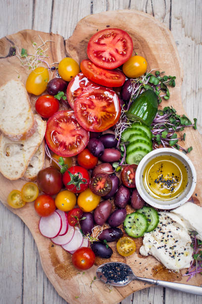 collation saine d’olives, de tomates, d’huile d’olive, de pain et de concombre - cuisine méditerranéenne photos et images de collection