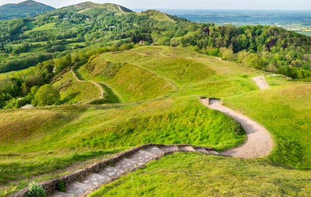 gli escursionisti si godono le malvern hills durante un'alba estiva. - worcestershire foto e immagini stock