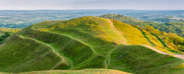 シュガーローフヒル、モルバーンヒルズ、ウスターシャー、イギリス、英国の日の出のパノラマ風景。 - non urban scene england rural scene hill range ストックフォトと画像