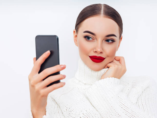 mujer con ropa de invierno - red lipstick fotografías e imágenes de stock