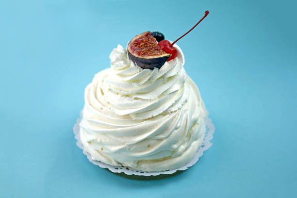 White cake with figs on a blue background.
