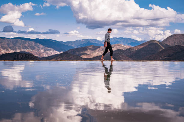 homme marchant sur les rives du hierve el aqua à oaxaca, mexique - être aux anges photos et images de collection