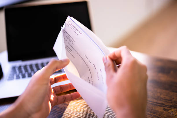 payroll cheque in envelope - loonstrook stockfoto's en -beelden