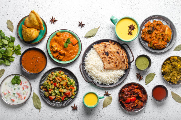 buffet de comida étnica india en una mesa de concreto blanco desde arriba - punjab fotografías e imágenes de stock