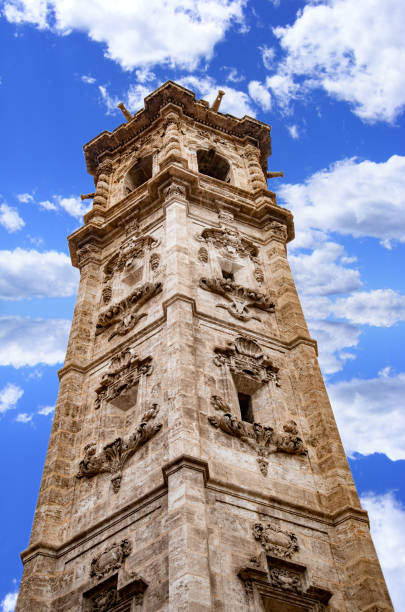 wieża santa catalina, walencja, z błękitnym niebem w tle - valencia cathedral zdjęcia i obrazy z banku zdjęć