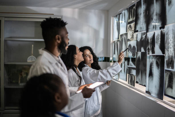 studenti che analizzano i raggi x - radiologist foto e immagini stock