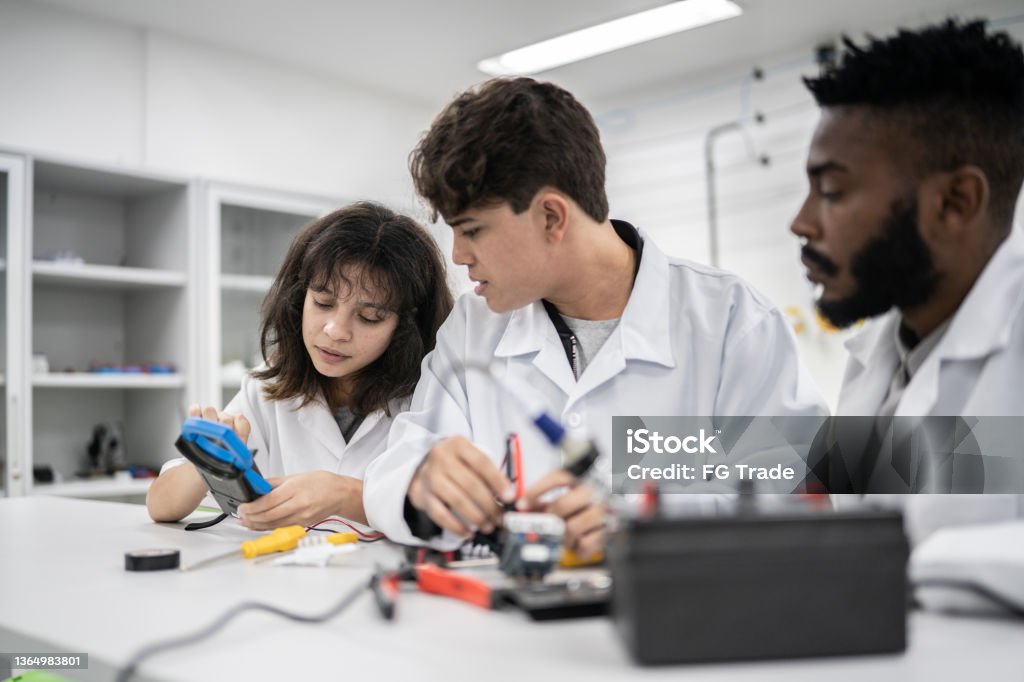 Electronic Tech Lab Students At Electronics Laboratory Stock Photo - Download Image Now ...