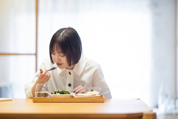 mulher tomando café da manhã no quarto - salad japanese culture japan asian culture - fotografias e filmes do acervo