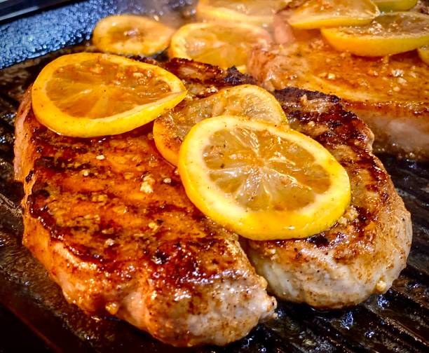 mojo grilled pork chops - karbonade stockfoto's en -beelden