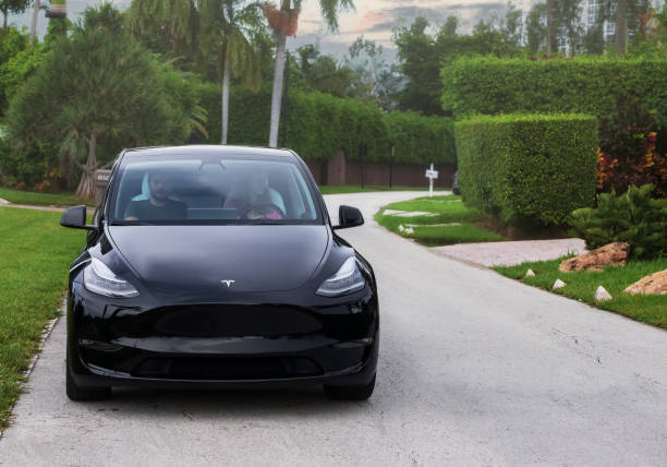 tesla model y estacionado na rua. - sedan black luxury car - fotografias e filmes do acervo