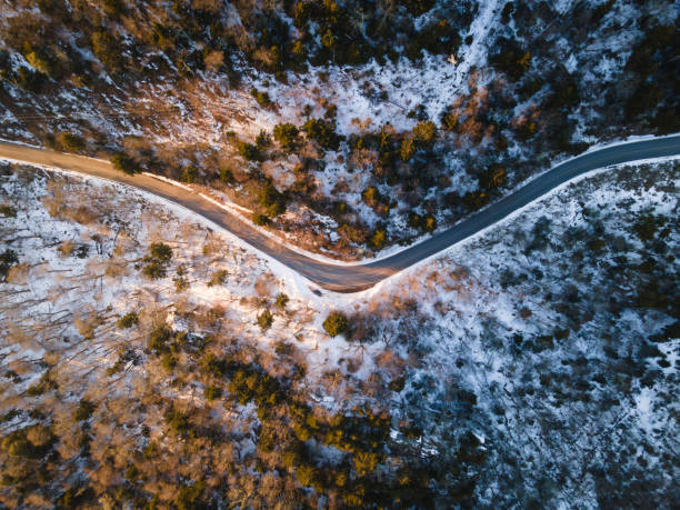 tortuosa strada di montagna nella carolina del nord occidentale nella neve a golden hour - grandfather mountain foto e immagini stock