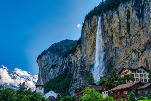 вид на водопад штауббах в долине лаутербруннен в швейцарии. - staubbach falls стоковые фото и изображения