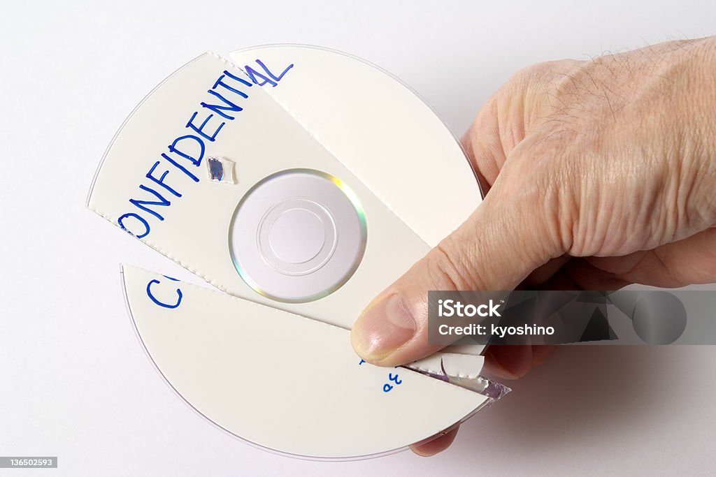 シュレデッド機密の CD を手にした白背景 - CD-ROMのロイヤリティフリーストックフォト