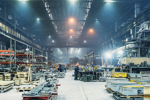 Interior del hangar del taller de la fábrica metalmecánica. Producción empresarial industrial moderna photo