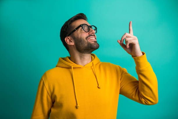 un retrato de un apuesto hombre sonriente con barba y anteojos - businessman 30s low key surprise fotografías e imágenes de stock