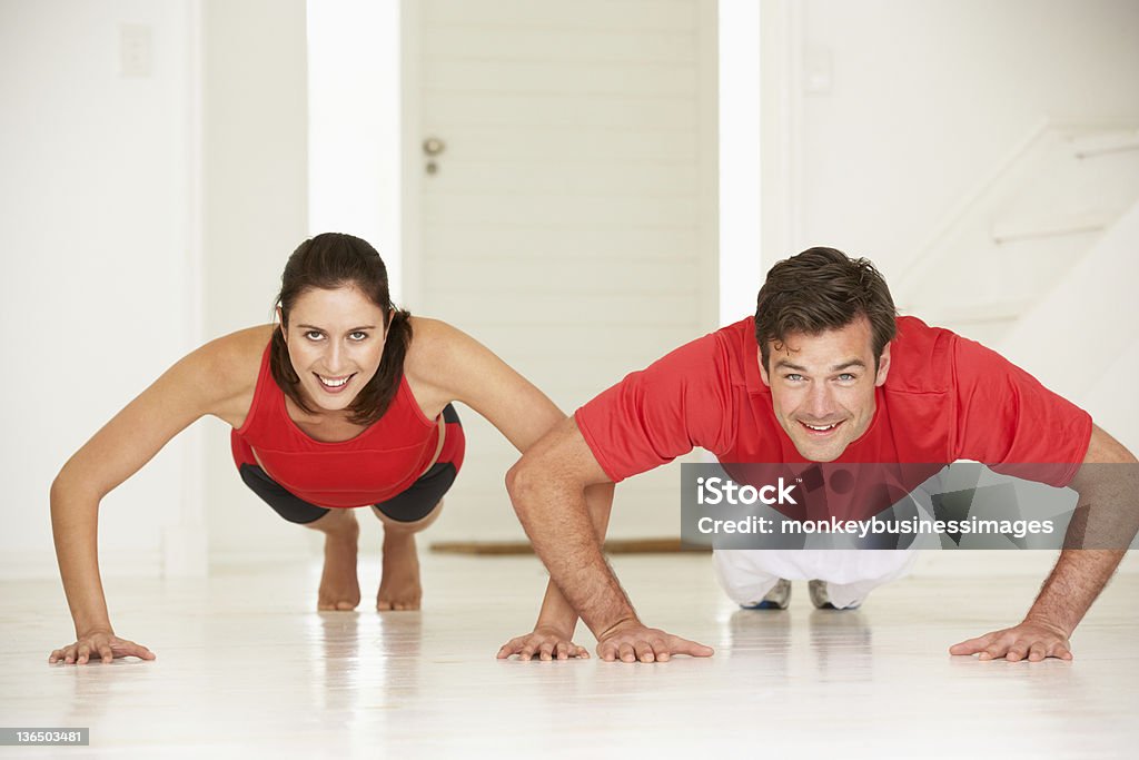 Couple faisant des pompes dans la salle de sport - Photo de Activité libre de droits