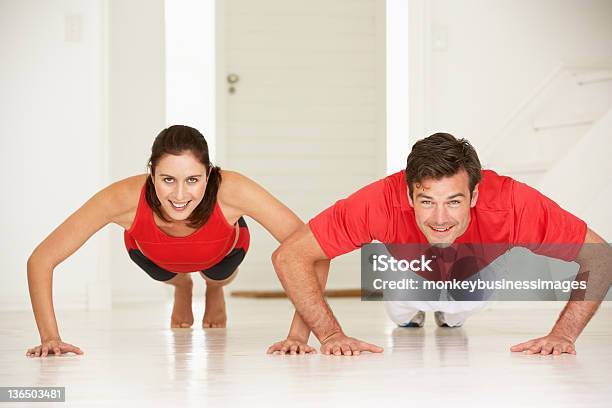 Photo libre de droit de Couple Faisant Des Pompes Dans La Salle De Sport banque d'images et plus d'images libres de droit de Activité - Activité, Adulte, Adulte d'âge moyen