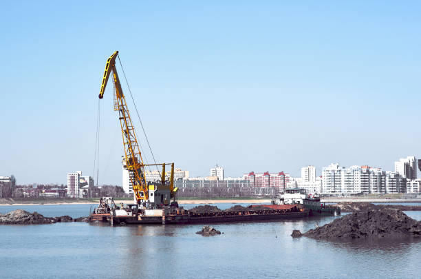 działający żuraw pogłębiający w pobliżu wybrzeża - industrial ship earth mover barge yellow zdjęcia i obrazy z banku zdjęć