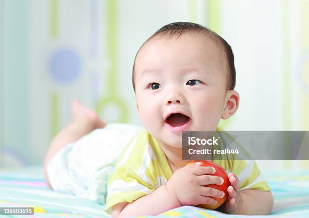 Foto de Bebê E Maçã e mais fotos de stock de Bebê - Bebê, Etnia chinesa, Só bebês