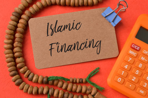 taschenrechner, gebetsperlen und braune karte mit text islamische finanzierung - sharia stock-fotos und bilder