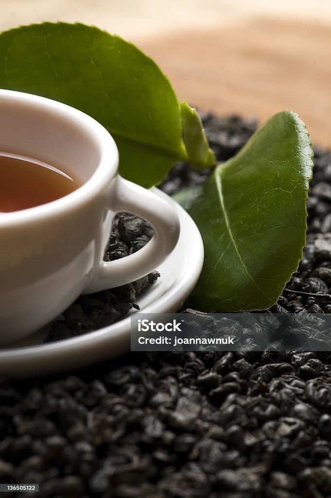 Tasse grüner Tee mit freh Blätter - Lizenzfrei Ast - Pflanzenbestandteil Stock-Foto