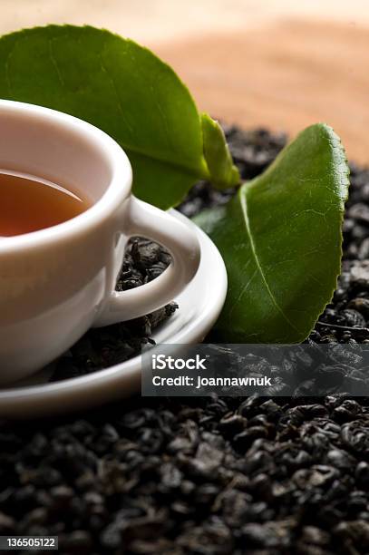 Tasse Grüner Tee Mit Freh Blätter Stockfoto und mehr Bilder von Ast - Pflanzenbestandteil - Ast - Pflanzenbestandteil, Blatt - Pflanzenbestandteile, Braun