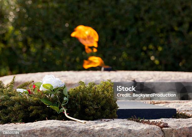 Corona Di Natale Dal Jfk Memorial - Fotografie stock e altre immagini di Fiaccola eterna - Fiaccola eterna, Arlington - Virginia, Bruciare