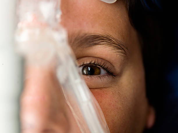 hijo usando una mascarilla respiratoria - tubing child oxygen mask medical oxygen equipment fotografías e imágenes de stock