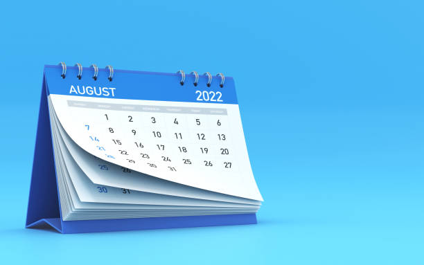 2022 blauer augustkalender auf blauem hintergrund stockfoto - august calendar stock-fotos und bilder