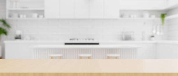 白いキッチンの背景の上にコピースペースを持つ木製のキッチンカウンタートップ。 - home interior contemporary sparse indoors ストックフォトと画像