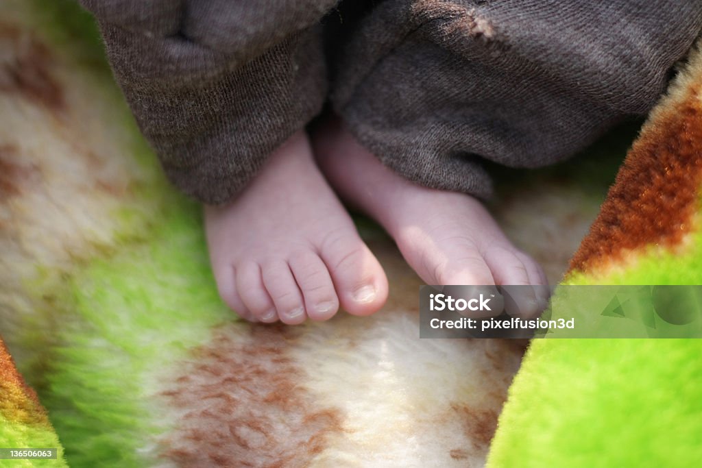 Pies de bebé en manta. - Foto de stock de Bebé libre de derechos