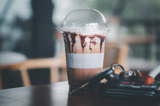 café gelado mocha em vidro plástico com carteira masculina e chave de carro. - maple keys - fotografias e filmes do acervo