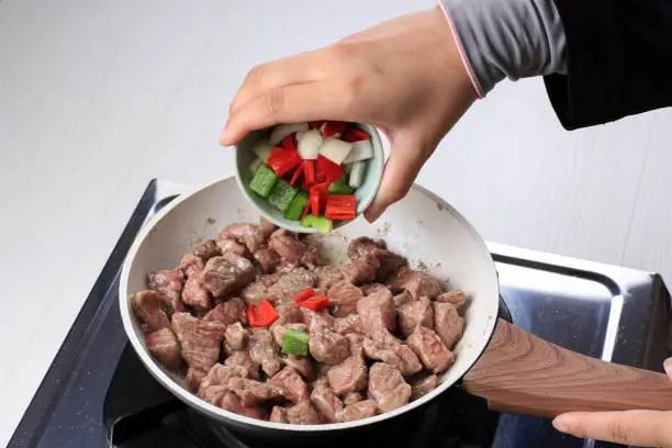 Homemade Cooking : Add Red and Green Diced Paprika (Bell Pepper) to the Pan with Beef, Step By Step Making Beef Blackpepper.