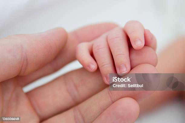 Contatto Del Neonato - Fotografie stock e altre immagini di Bebé - Bebé, Unghia, Bambino appena nato